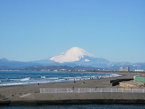 湘南海岸公園から冬の富士山を望む