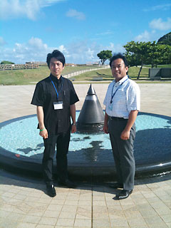 2012年夏、衆議院議員・小泉進次郎氏（左）と、沖縄・糸満市の平和祈念公園「摩文仁の丘」を訪れた筆者子