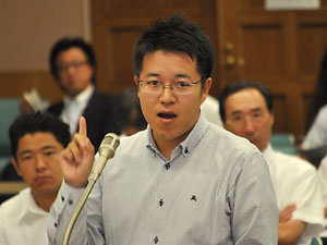 甲府市議会定例会本会議で一般質問する神山氏（2012年9月）