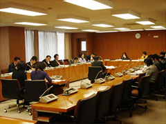 町田市議会の委員会の様子。左手前がプレゼン席にいる住民で、奥の左右が議員