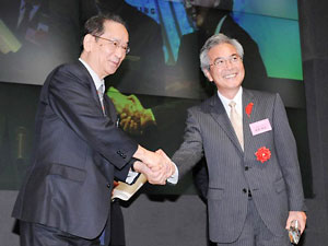 第6回マニフェスト大賞（首長部門）を受賞した青森県弘前市の葛西憲之市長（2011年11月の受賞式）