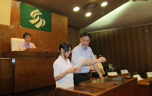 議場での事前説明の様子