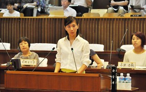 質問する女性議員