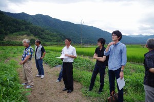 地元の方々と共に、八鹿浅黄の成長を見守る衛藤さん(あおぞら古流農園の八鹿浅黄圃場で)