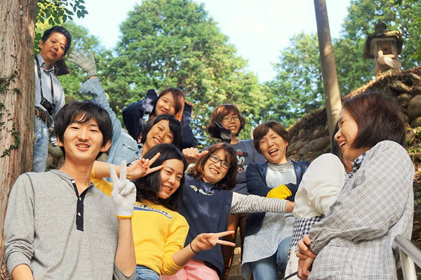 柳地区の住民や関西大の学生たちと秋祭りの手伝いをする衛藤さん