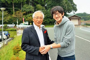 広瀬栄・養父市長と握手する衛藤さん