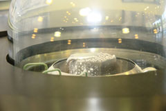 もんじゅの冷却材に使われているナトリウムは、98度以上に熱すると液体になる。沸点は883度。このように水銀のようになる。一方で常に加熱していないとならない