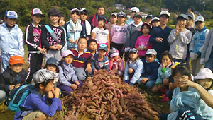 郡山の畑で、子どもたちとサツマイモ掘り