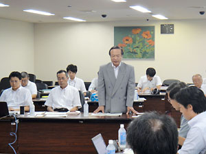 画面中央に永田公由・議長、その左隣が中村努・議会運営委員会委員長、金子勝寿・議会基本条例推進委員長と続く