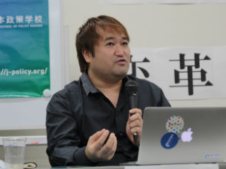 パネルディスカッションの登壇者、哲学者で評論家の東浩紀氏。