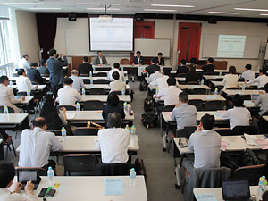 80名の地方議員や政治関係者が参加して、活発な議論が交わされた（東京・中央区の早稲田大学日本橋キャンパス）