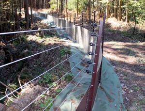 須坂市内の山間部に設置された電気柵