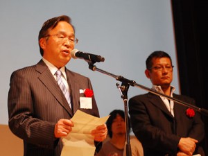 （左から）流山市の石原重雄副市長と松野豊議員