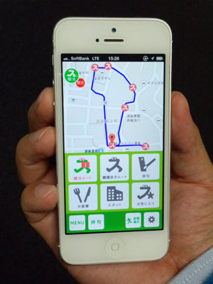 スマホアプリ「スマイル松山　ハイク＆安心ナビ」の画面。散策コースや観光スポットを案内、投句機能も備えており地図上に句碑が建てられる。