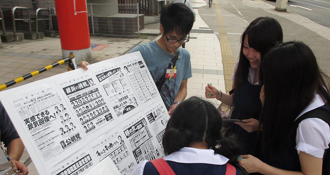 2013年7月の参院選の際に実施した街頭での未成年模擬選挙（写真提供：学生団体「選挙へGO!!」）
