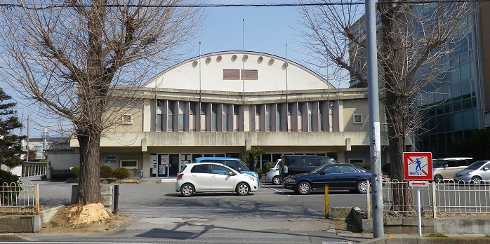 昭和36年完成と市内で一番古い公共施設である第一体育館。建替えの際は複合施設に