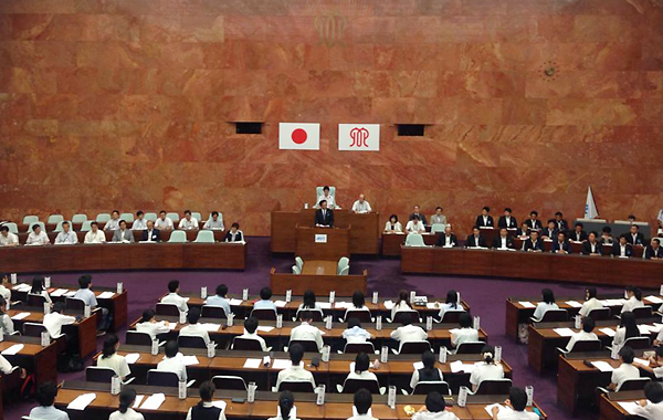 かながわハイスクール議会2014　3日目、神奈川県議会の本会議場で、黒岩知事への質問と政策提言