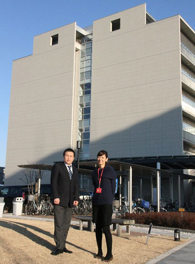青梅市役所の高野剛志さん（左）と細川裕香さん（右）