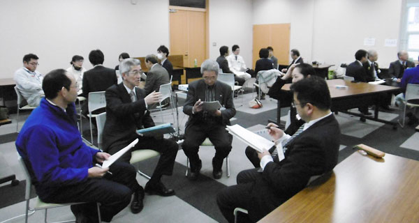 久慈市主催のファシリテーション研修を職員、市民とともに受ける議員（前左から2人目、3人目）