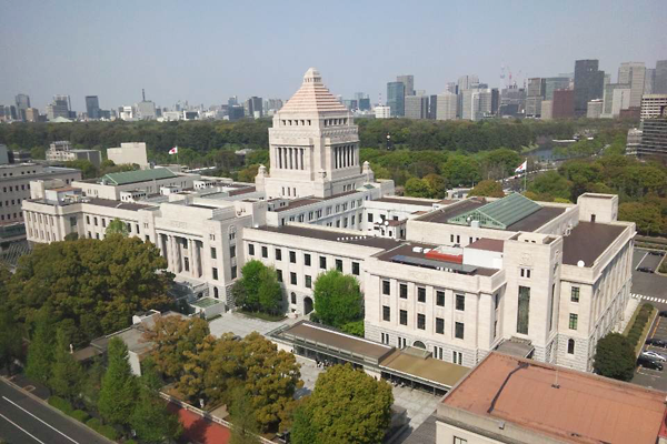 衆参両院の独立性を象徴するシンメトリー（左右対称）が美しい国会議事堂（撮影：筆者）