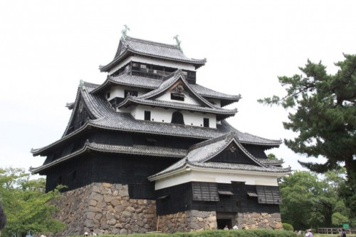 《撮影：中尾真二》 県庁舎のすぐそばに松江城。国宝に指定された