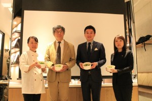 左から栄養管理士の堀さん、京都大学の佐藤教授、中華高橋の高橋社長、ローソンの田口さん
