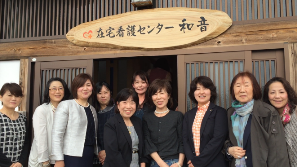 2期生の同期たちと黒澤さん（右から3人目）、笹川記念保健協力財団の喜多理事長（右から2人目）