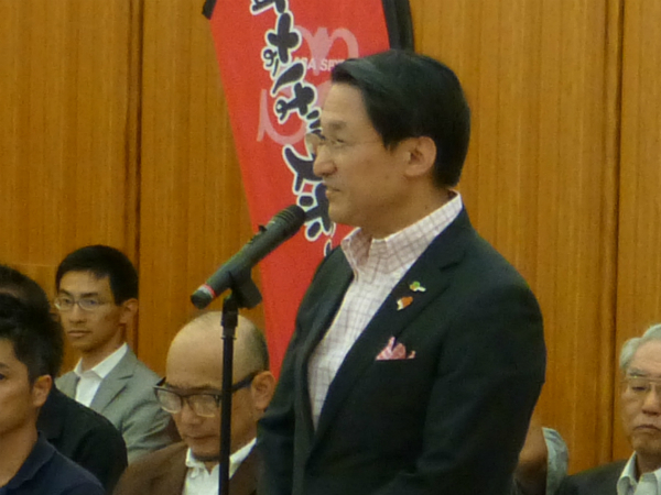 結団式で挨拶する平井鳥取県知事