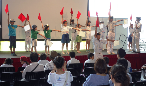横浜海洋少年団の子どもたちの先導で、希望者も手旗信号を経験