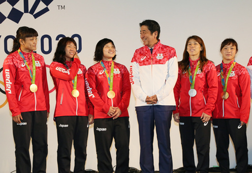 リオ五輪閉会式に先立ち伊調選手（左端）ら日本選手団と談笑する安倍首相