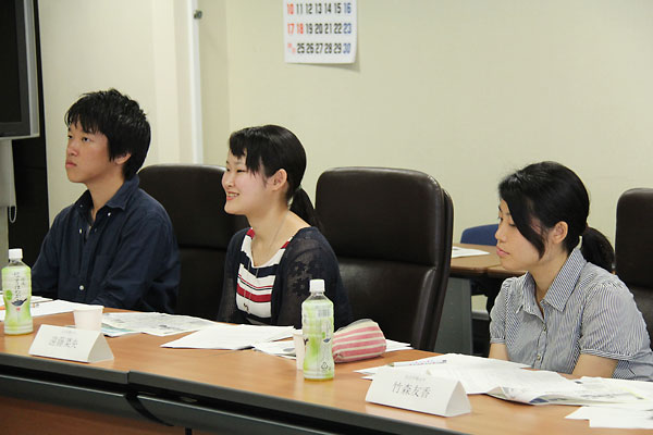 座談会に臨む学生ら（左から佐藤さん、遠藤さん、竹森さん）