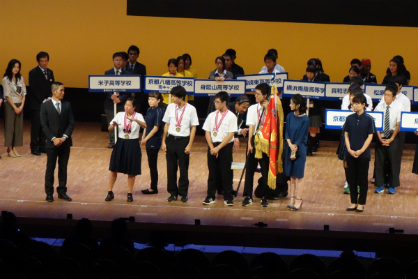 優勝した熊本聾学校（熊本県、前列中央の4人）