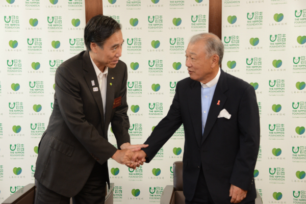 握手を交わす阿部・長野県知事と笹川・日本財団会長
