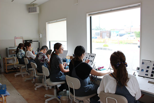 ガラス細工のアクセサリー工場。若い女性の雇用を生み出している。