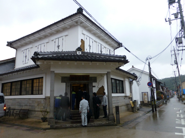 地震で白壁などに被害が出た旧国立第三銀行倉吉支店