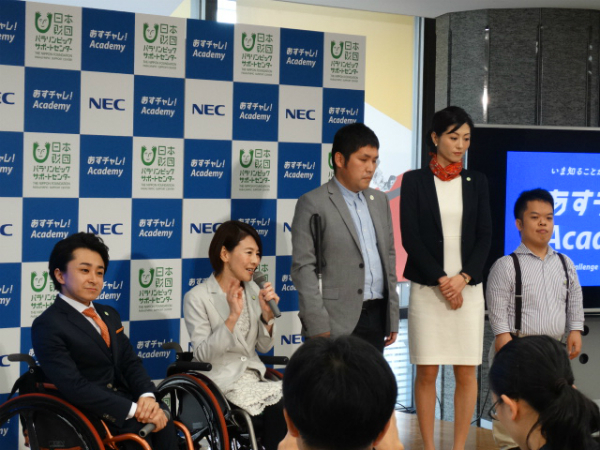 垣内顧問（左端）と講師の岸田さん、原口さん、薄葉さん、山田さん
