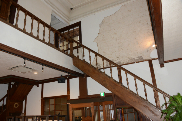 地震で白壁などに被害が出た旧国立第三銀行倉吉支店