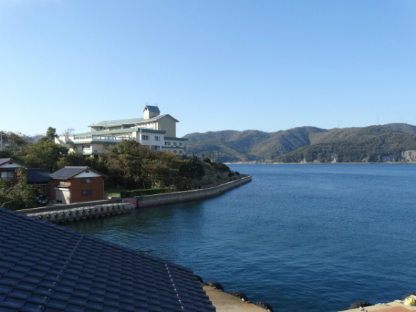 海士町の玄関口・菱浦港。左に見えるのはホテルの建物