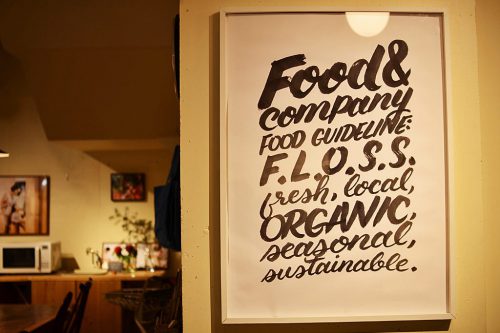 “F.L.O.S.S.”（Fresh, Local, Organic, Seasonal, Sustainable）の理念を軸に食材選定を行う。