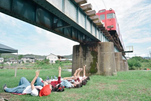 芝生に寝転び、鉄橋を渡る電車の真下を眺められるスポット。地元の人には当たり前の風景でも、視点を変えることで、まったく違った風景が広がった。