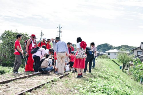 廃線となった八百津線跡を巡るコース。元鉄道マンだった地域の方の解説に、多くの方が耳を傾けていました。