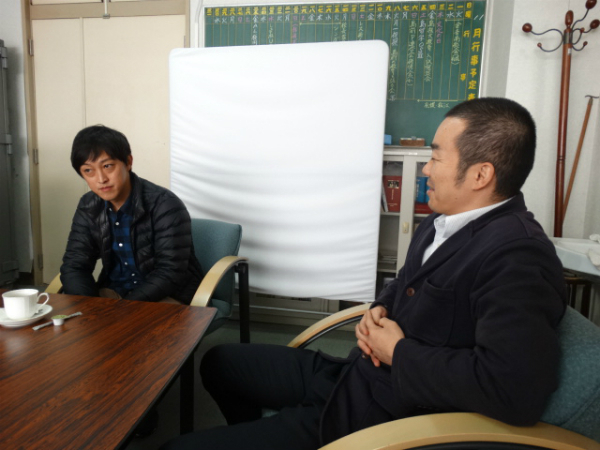 学校の魅力化について語り合う大野コーディネーター（左）と岩本さん