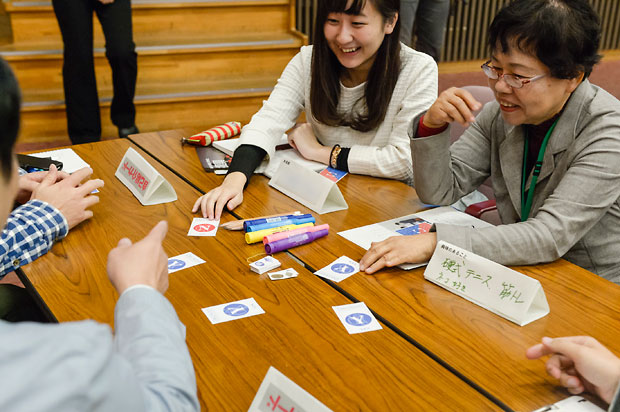 カードゲームを通じ、市民を交えて熊本地震を対話で振り返った