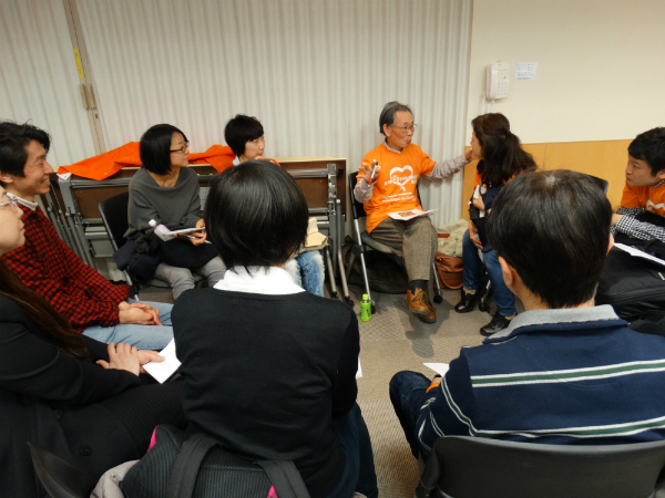 鈴木さんを囲んでグループ討論する人たち