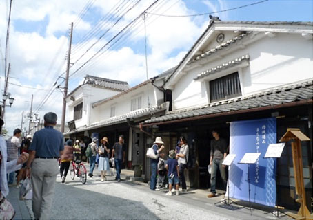 町屋が美術館に変わる「丹波篠山・まちなみアートフェスティバル」－国重要伝統的建造物群保存地区　河原町妻入商家群－