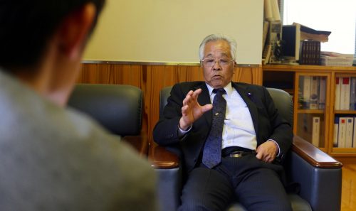 村議会議長の朝倉慧氏（77）は26歳の頃に「青年団」の前身団体を立ち上げた