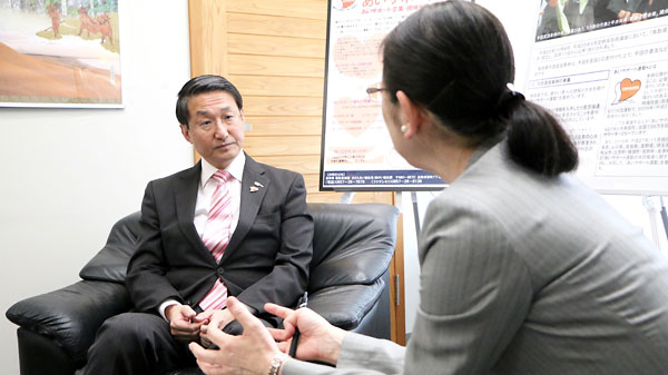 平井伸治 鳥取県知事（左）と村木厚子 元厚生労働事務次官