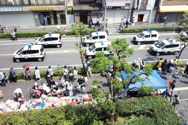 東大阪市民ふれあい祭りでパレードする青パト隊