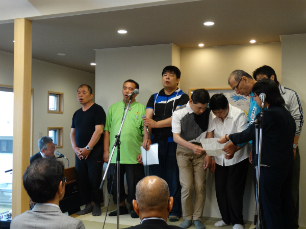 障害者全員で歌を合唱。左端は多田NPO代表理事