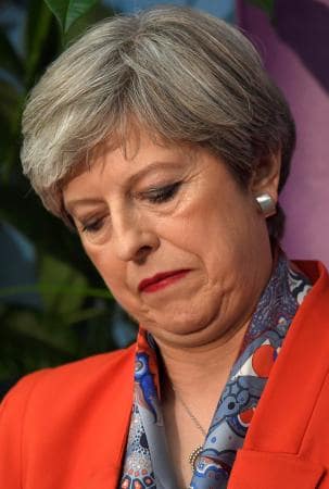 英総選挙、保守党が過半数割れ　首相退陣論が浮上